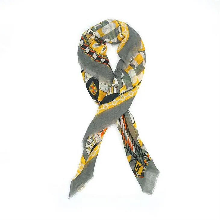 Vlnená šatka s potlačou sivého dedičstva