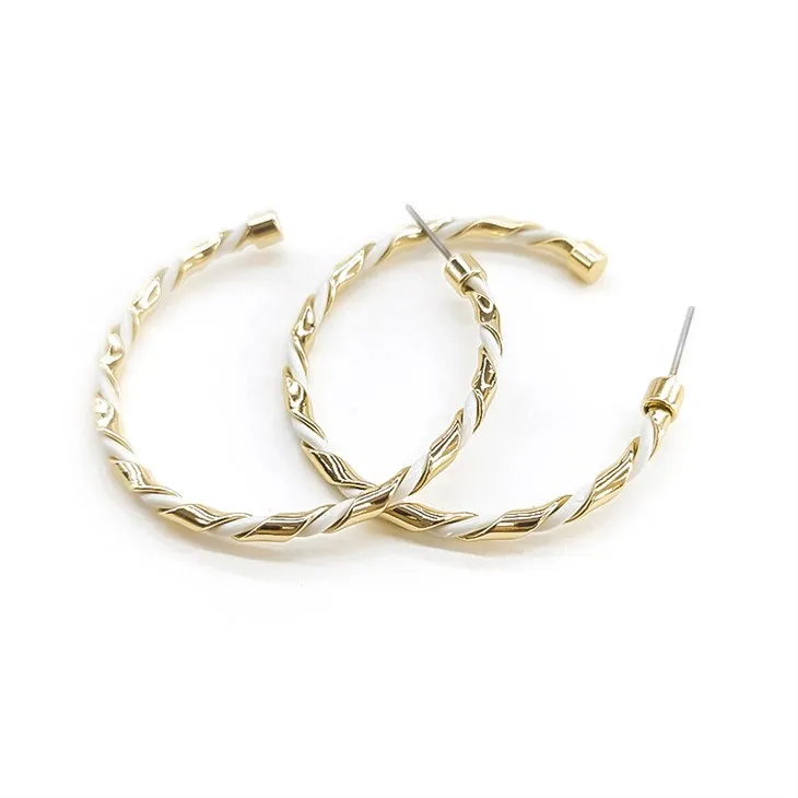 Náušnica so zlatou textúrou