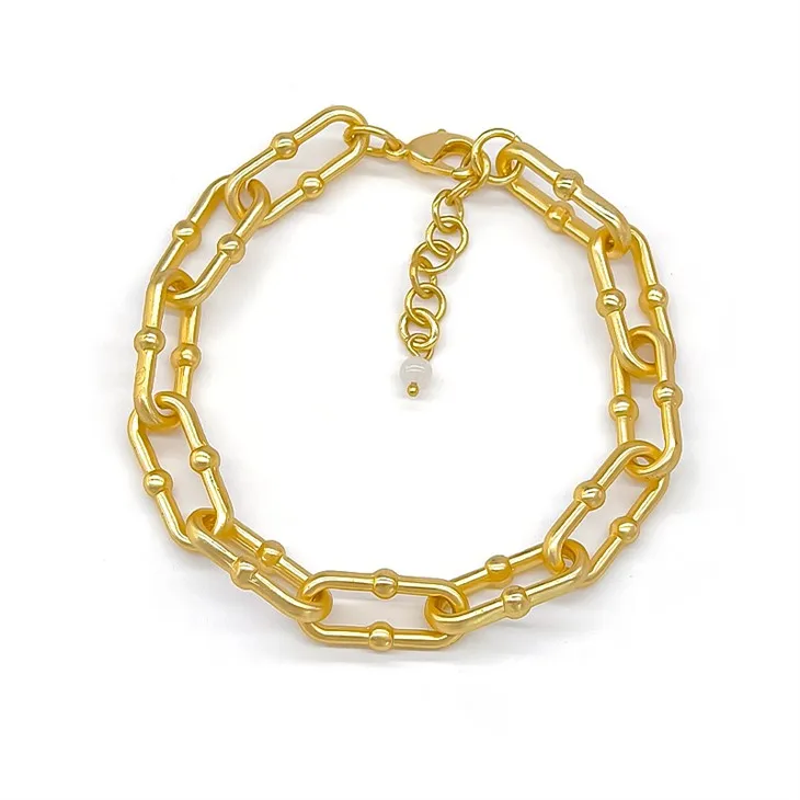 Zlatý náramok na kancelárske sponky